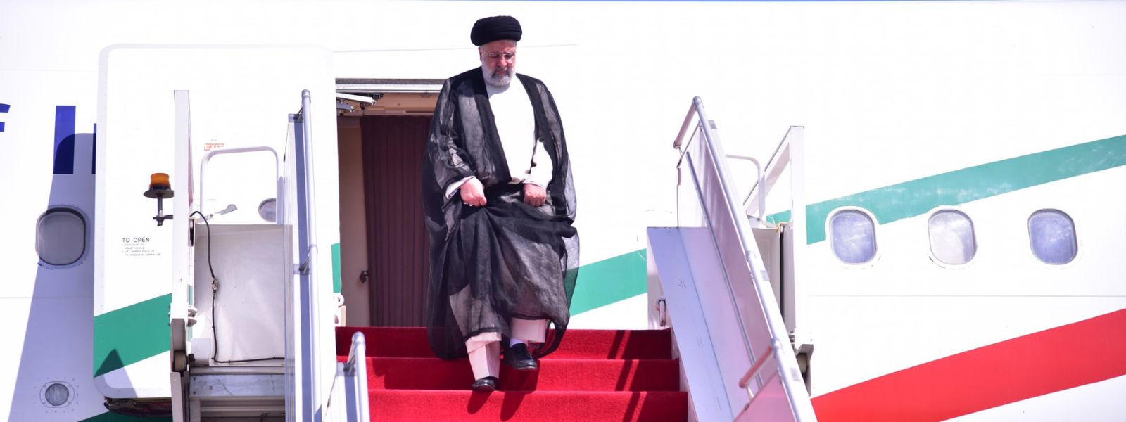 Iran President Arrives in Pakistan